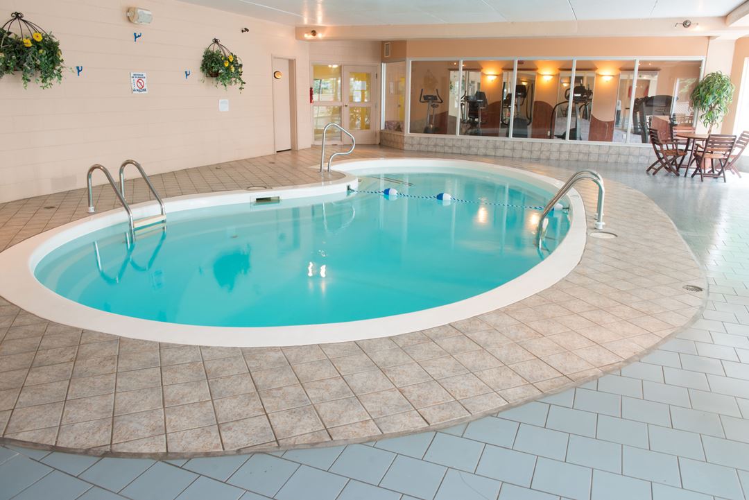 auberge-de-la-montagne-coupee-pool-snowmobile