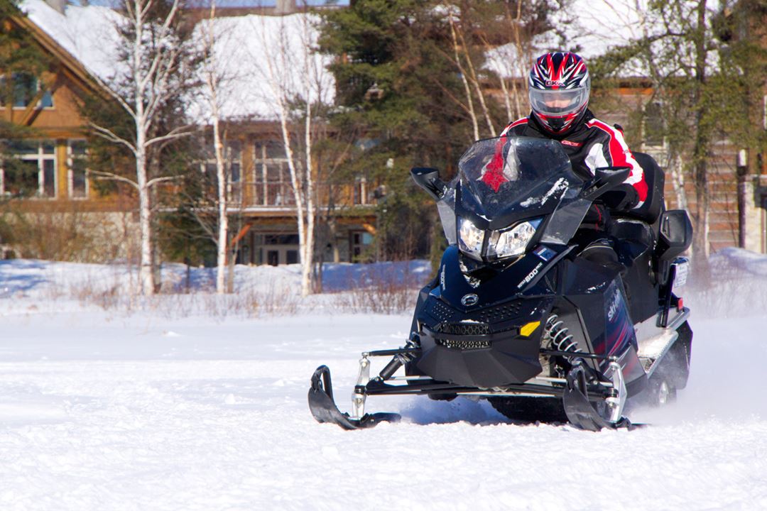 auberge-du-lac-taureau-snowmobile-rental