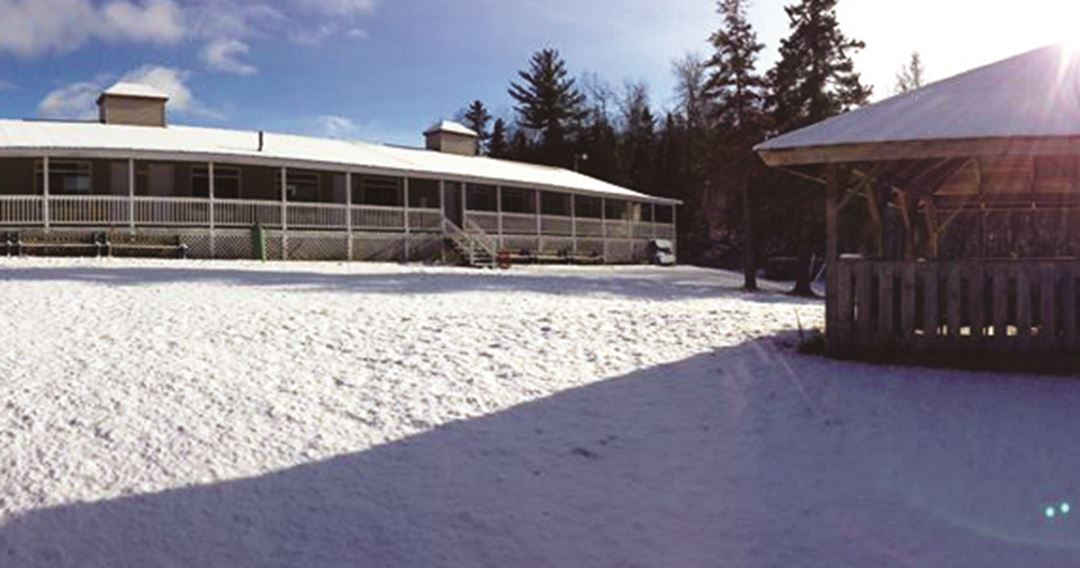 auberge-lac-thomas-hotel-snowmobile
