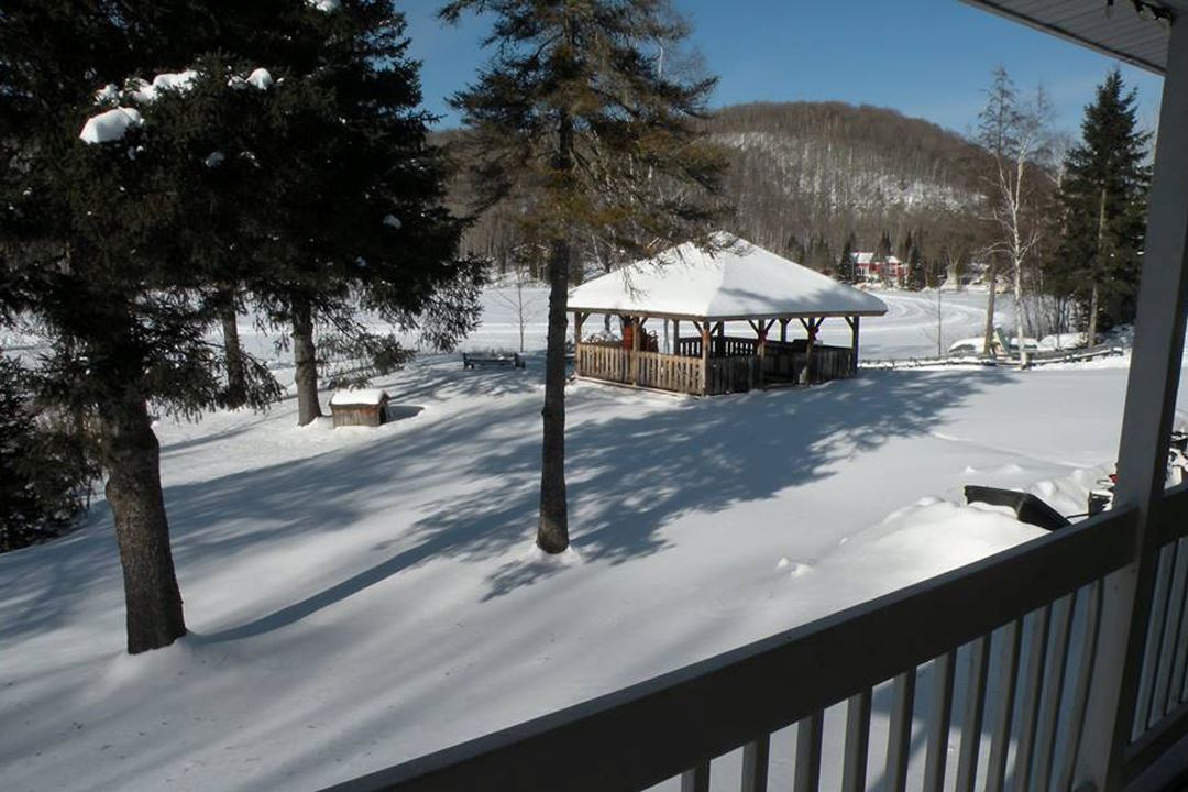 auberge-lac-thomas-hotel-snowmobile